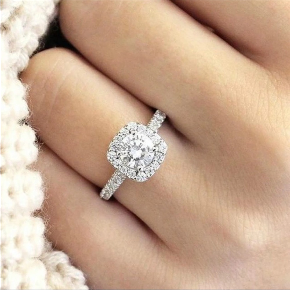 New Trendy Crystal Engagement Claws Design ring - Picture 1 of 5